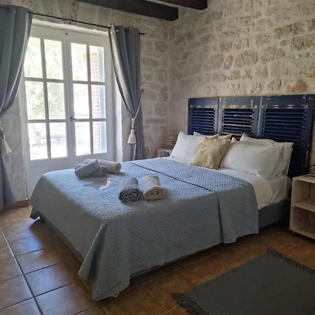 Leia, Luxury For 6 People With Pool Kalamákion